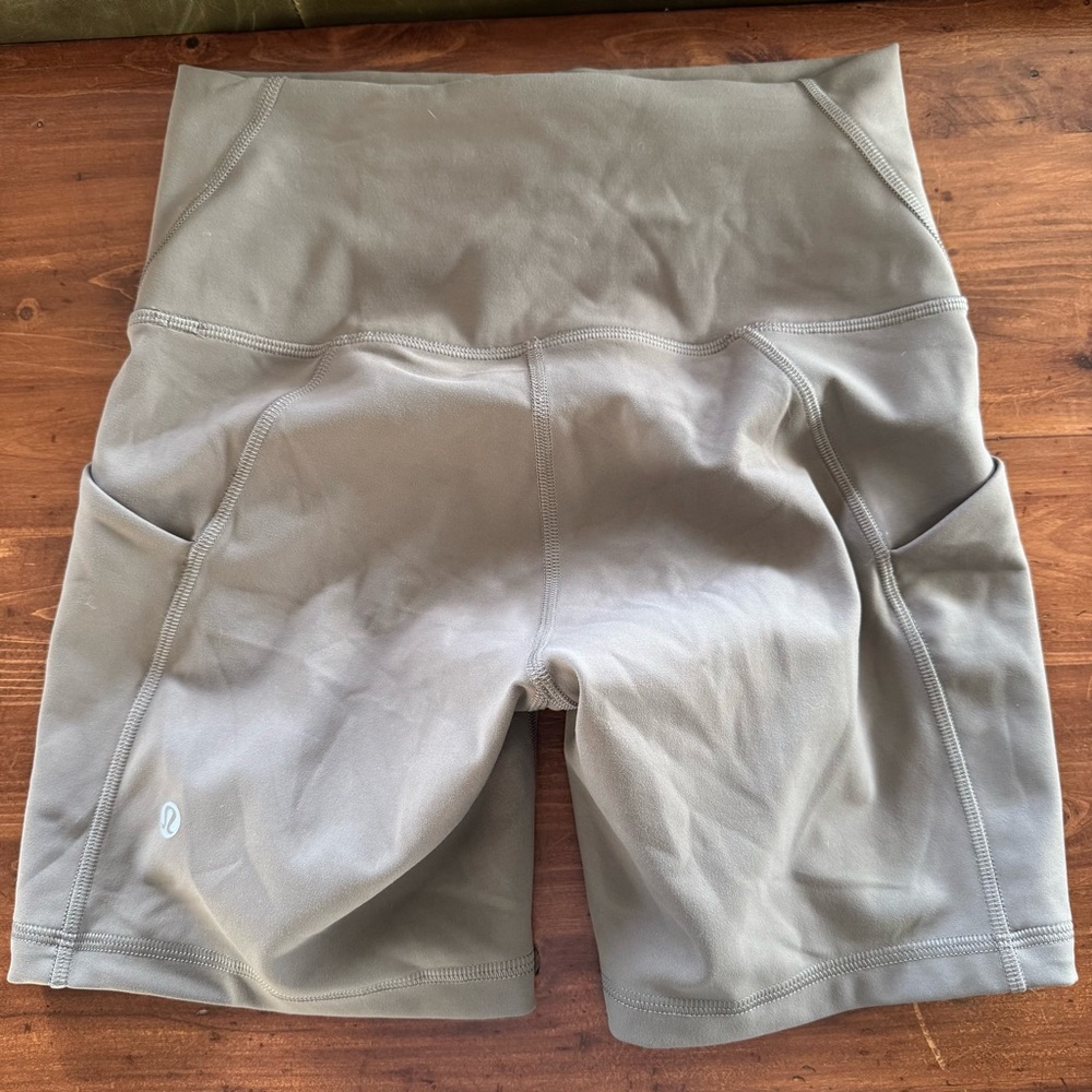 lululemon athletica align shorts with pocket size 6 - LIKE NEW